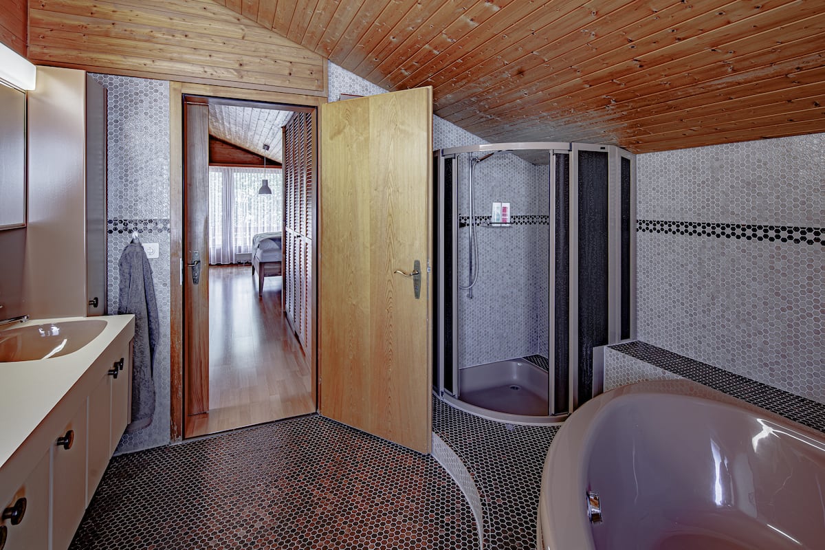 Brienz Villa bedroom